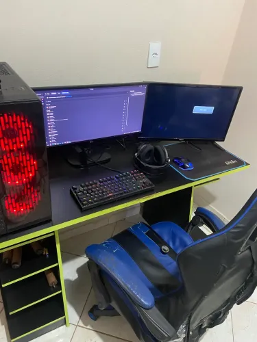 Vendo pc gamer completo , cadeira e mesa junto PASSO CARTÃO SE PRECISAR