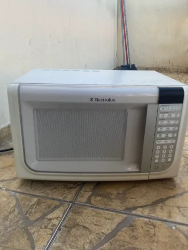 Micro-ondas com carcaça boa 