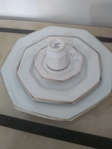 Aparelho de jantar em porcelana com 24 peças