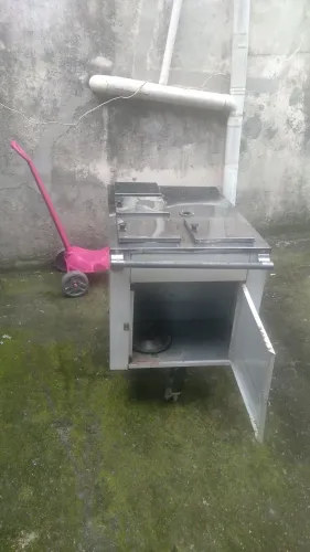 Vendo carrinho de cachorro quente  tem rodinhas em um bom estado