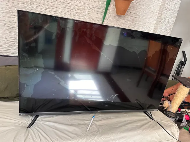 TV Philco 43? Smart TV - Tela Quebrada - Ótima para Retirada de Peças
