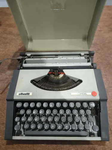Maquina de escrever olivetti tropical
