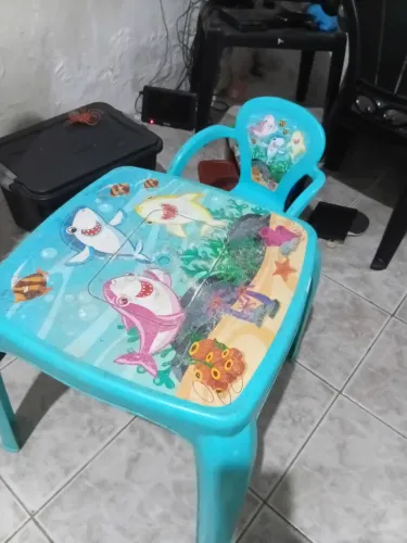 Kit de mesa e uma cadeira infantil  