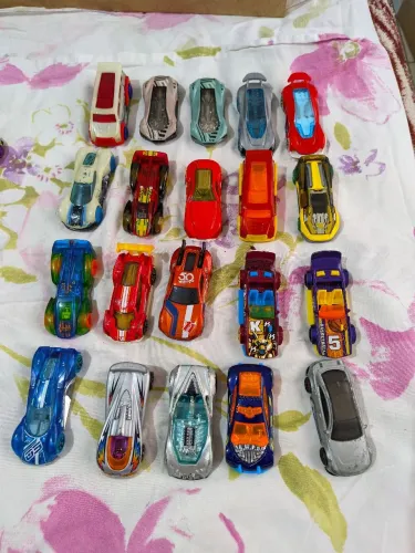 Lote 4 Hotwheels usados.