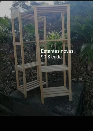 Estantes de madeiras novas. 90 $