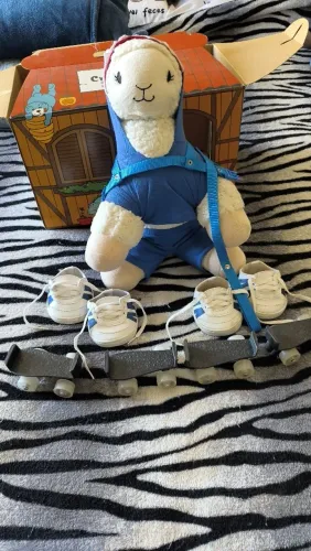 Lhama Criamigos com casa, certidão de nascimento, roupa Baby Shark, tênis, patins, coleira