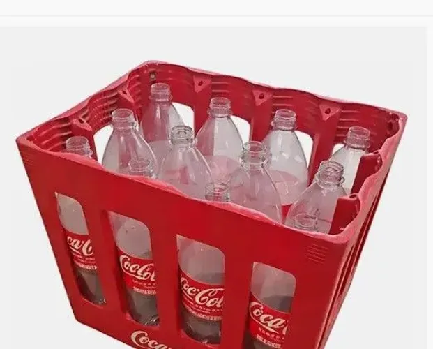 Caixa de coca cola vazia com os casco