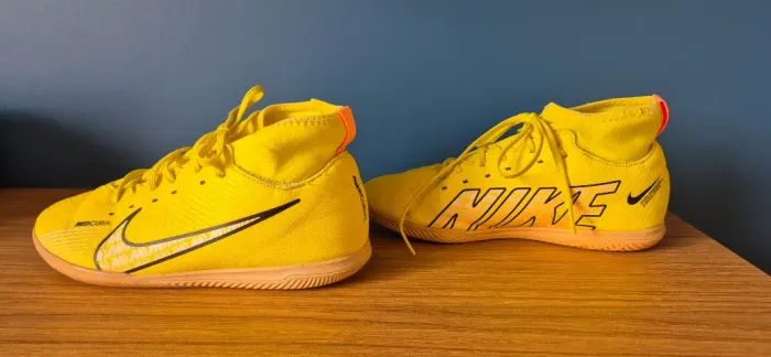 Chuteira Nike infantil tamanho 33