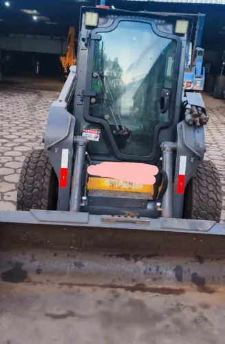 Mini carregadeira L320 Com ar condicionado new holland 