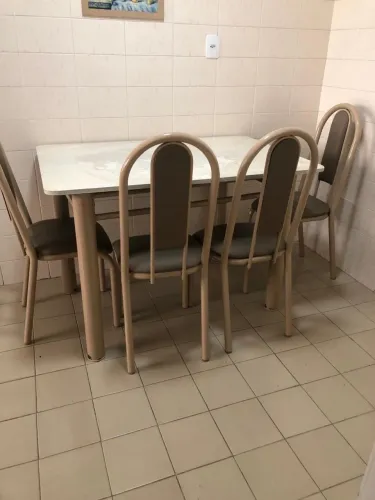 Mesa com 4 cadeiras