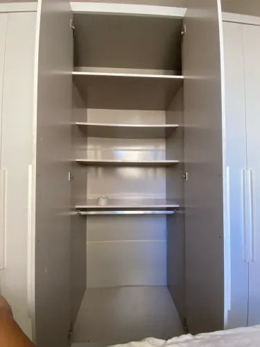 Vende-se Guarda-roupa de 6 portas