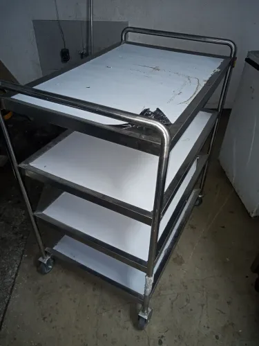 Carrinho auxiliar para restaurante, todo em inox.