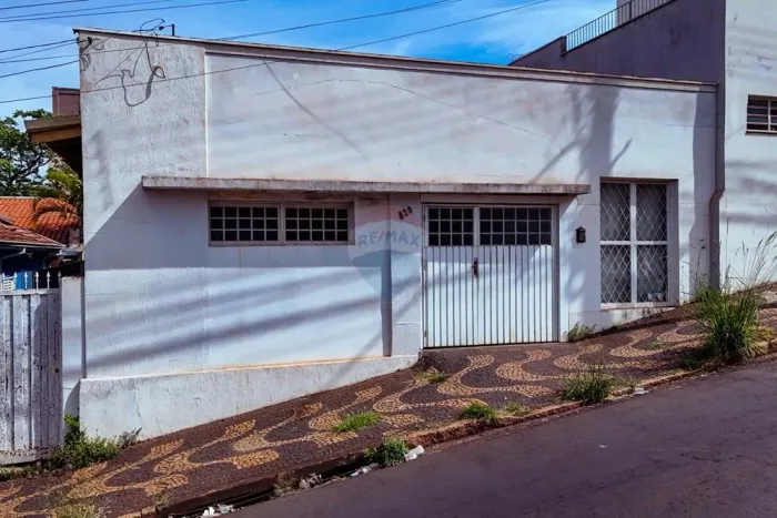 Casa com potencial comercial à venda no Centro, 3 quartos, 1 banheiro, 1 vaga, próximoao M