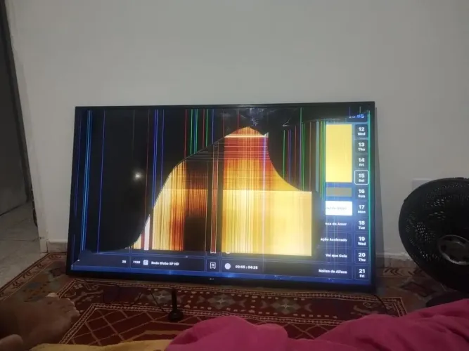 Vendo tv quebrada,a fim de retirar peças