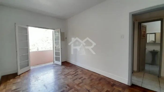 Apartamento de 2 dormitórios para alugar no bairro Santana em Porto Alegre.