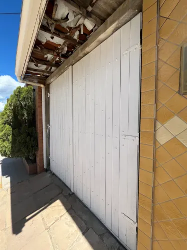 Portão de garagem em madeira nobre