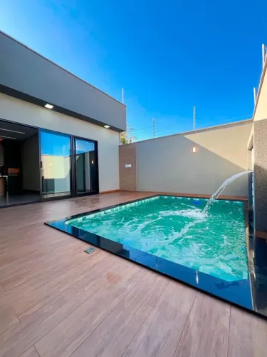 Casa á venda em Rio Verde com localização privilegiada, espaço amplo, piscina e churrasque