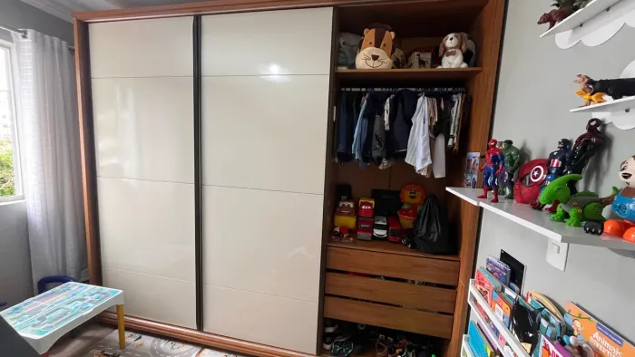 Vendo roupeiro 3 portas de correr grande