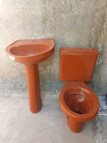 Vende de se um vaso acoplado com pia marrom