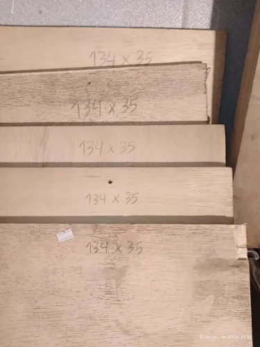 5 pçs de madeira tipo compensado de 15 mm, com 134 x 35, em bom estado, ideal p/ prateleir