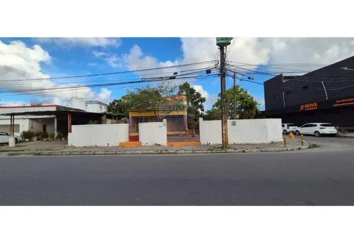 CASA COM PONTO COMERCIAL/TERRENO ESTRÁTEGICO