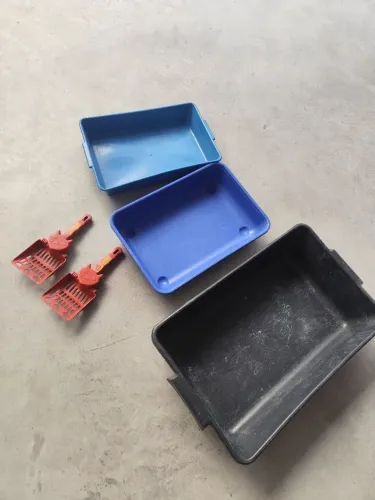 Kit com 3 caixas de areia e 2 pázinha para gatos