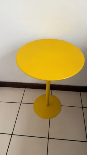 Mesa amarela de canto 