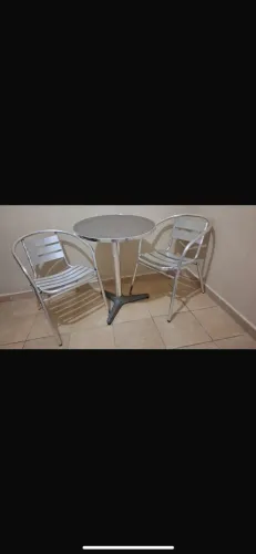 Mesa e cadeiras para área .