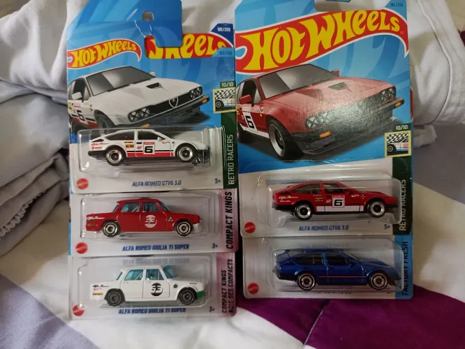 Hot Wheels Alfa Romeo kit com 5 minis