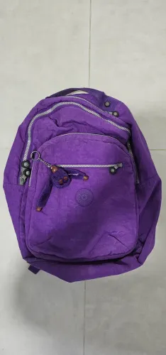 Mochila Kipling Roxa Original com Macaco - Espaçosa e Conservada