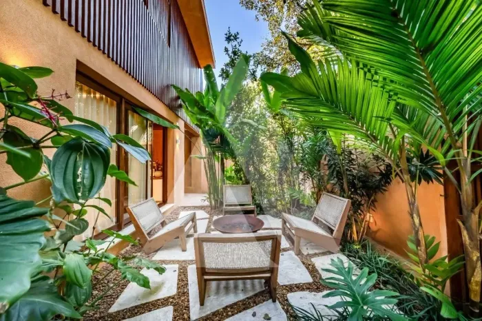 Casa com academia, sauna e piscina, além do jardim tropical, ao lado do Parque Ibirapuera.