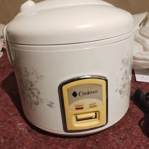 Panela elétrica de arroz CADENCE 110 V. 700 watts. Usada