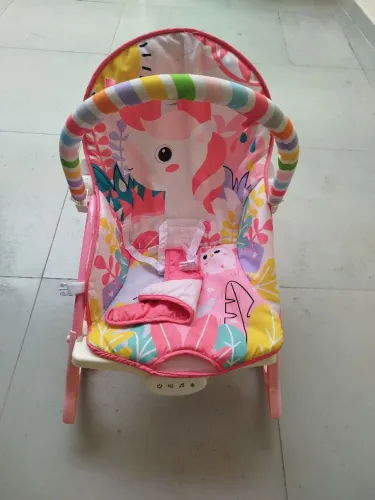Cadeirinha de descanso com balanço e música