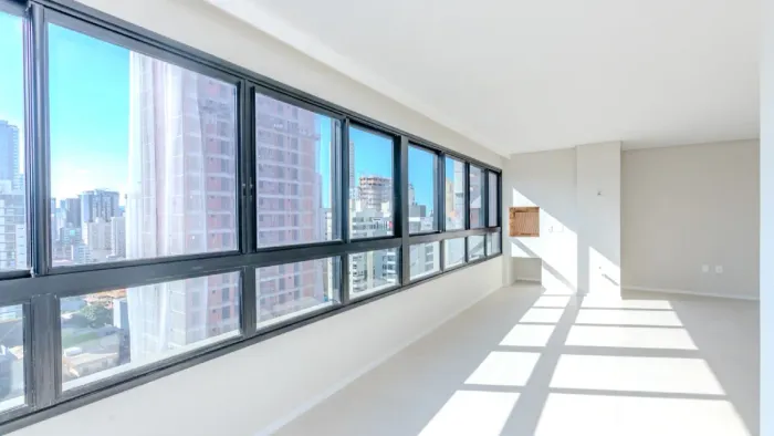 Apartamento com 3 suítes no edifício La Joie na Meia Praia em Itapema