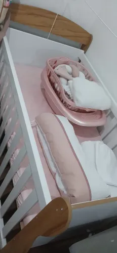 Vendo kit berço americano 6 peças rose e branco e banheira e cesto de roupa rosa perolado 