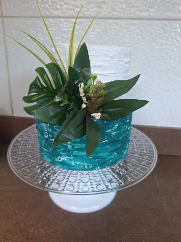 Bolo fake verde e branco com flores