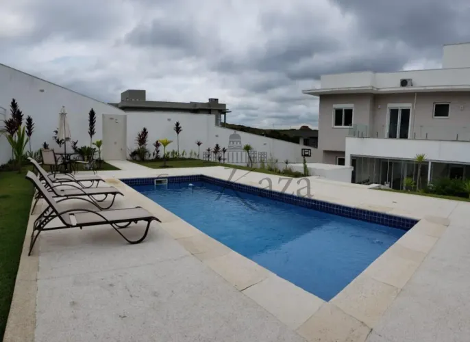 Casa em Condomínio - Urbanova - Condomínio Reserva do Paratehy - 5 Dormitórios - 315m².
