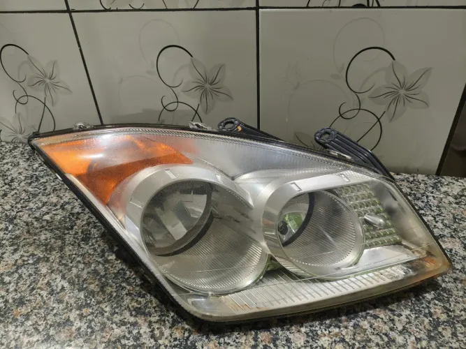 Farol dianteiro lado direito (passageiro) Fiesta Sedan 2008