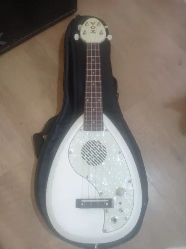 Ukulele vox em mogno