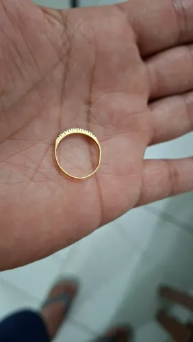 Vendo meia aliança em ouro 18k 750 com pedras esmeralda  1 grama
