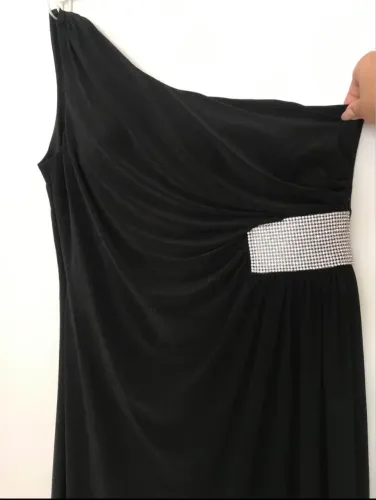 Vestido longo, na cor preta, de um ombro só, com detalhe em predrinhas, NOVO, tamanho GG