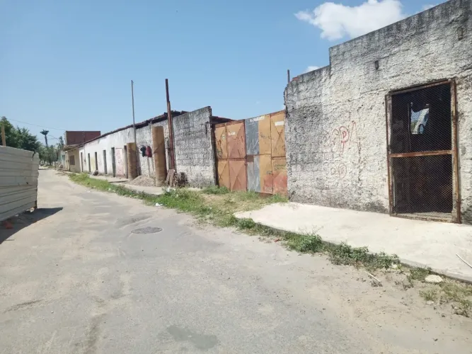 Terreno à venda no bairro Dom Lustosa, Fortaleza