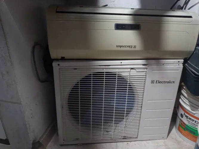 Vendo ar condicionado marca Eletrolux 7500 BTUs com controle, ele liga mais não  gela