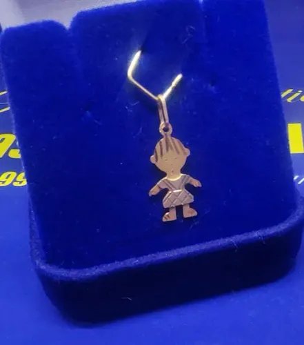 Pingente Menino Detalhes Ouro Branco Ouro 18 Kilates Peso 0.50 Grama 16 mm                