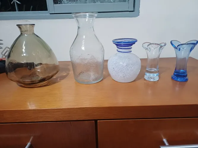 vendo 05 vasos ornamentais de vidro ótimo estado
