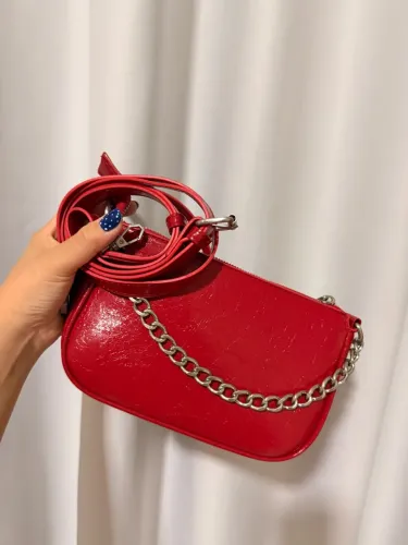 Vendo bolsa feminina de cor vermelha