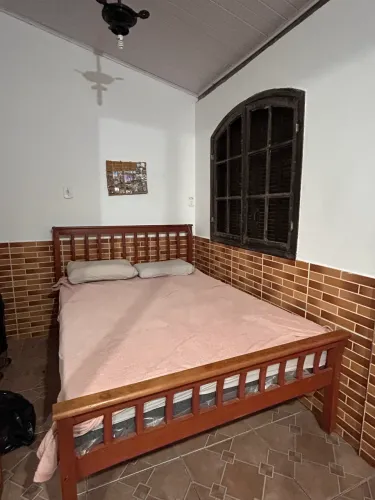 Cama de casal madeira forte.