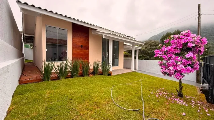 Casa com fino acabamento e 2 dormitórios + amplo quintal no Rio Vermelho!