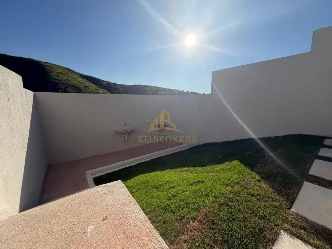 Casa Linear na Voldac com 2 quartos, sala, cozinha, banheiro social, garagem e varanda amp