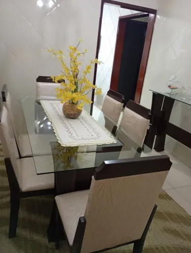 Conjunto de mesa de madeira com vidro com o aparador